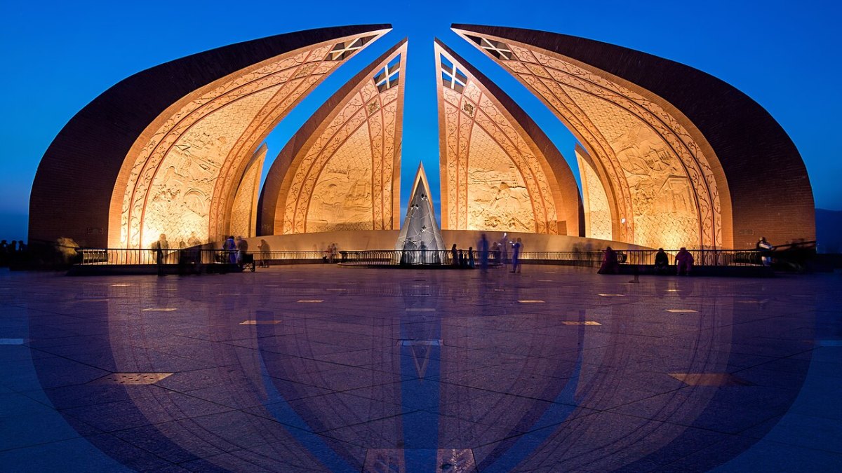 10-Hour Painting Marathon Sets New Record in Endurance Art—A New Milestone